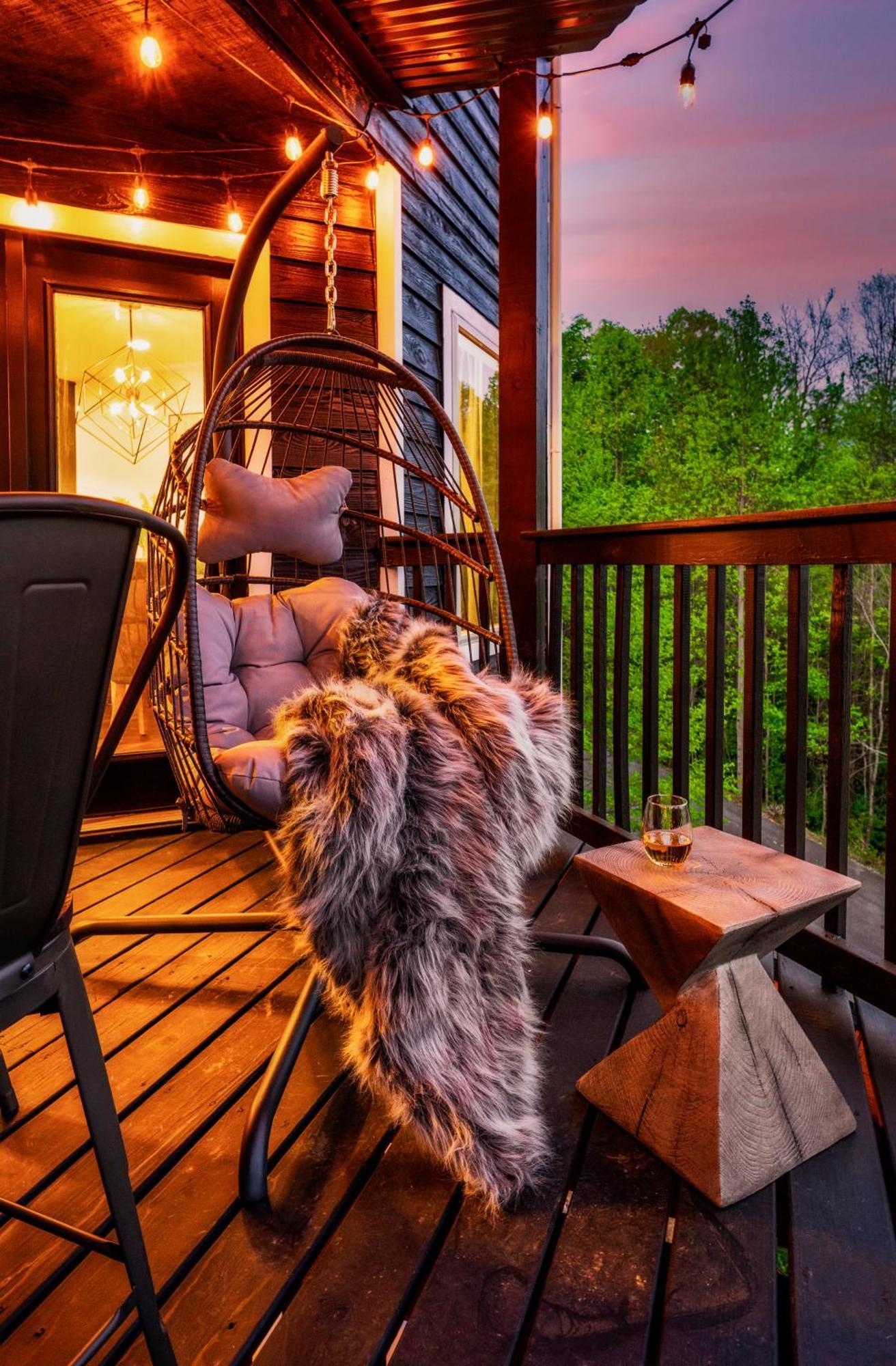 Eagle View Chalet 3Br 3Ba - Gatlinburg Retreat - Scenic Mountain Views, Hot Tub, Game Room, Firepit, Foliage - Sleep 8 Bagian luar foto